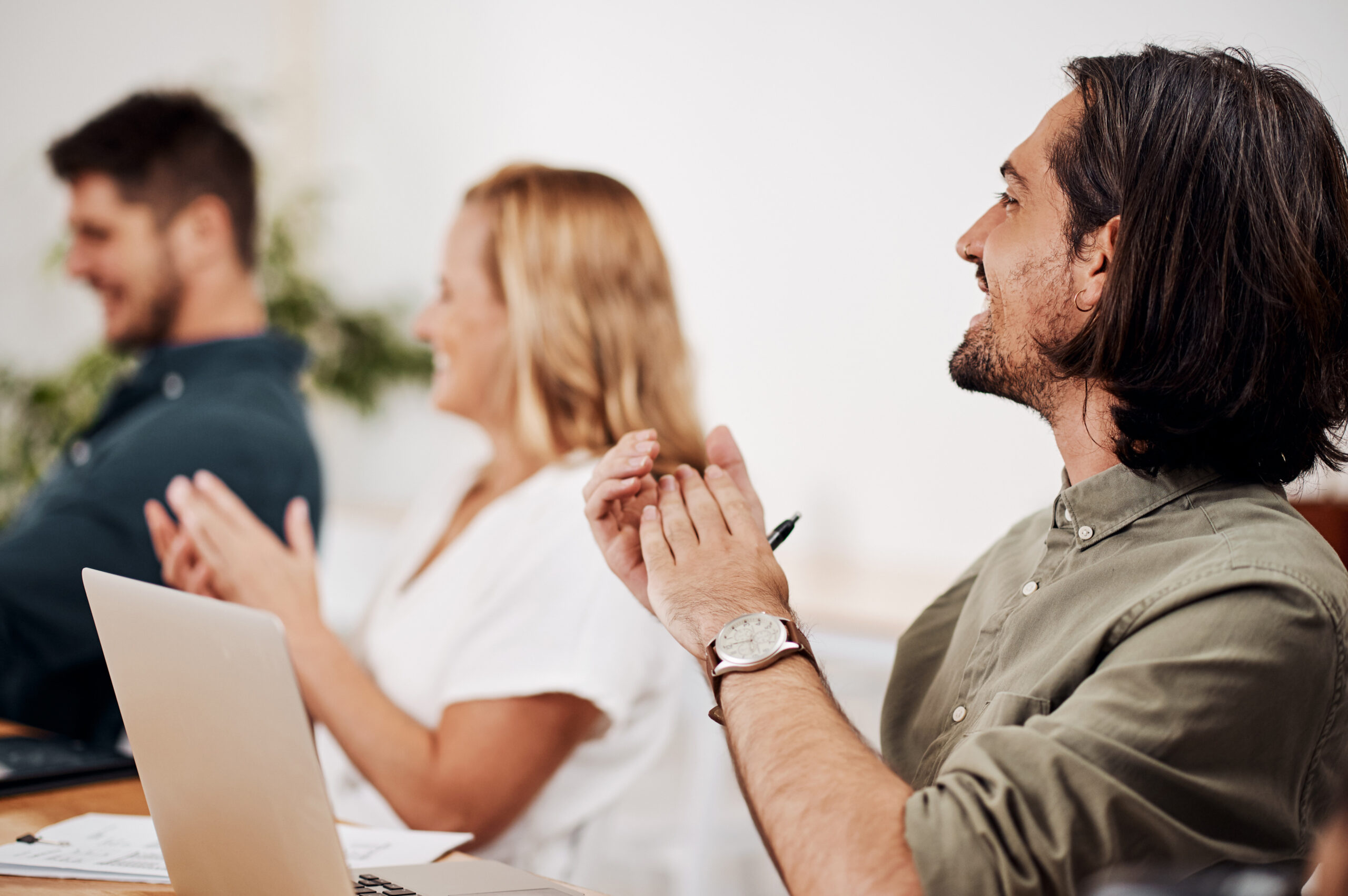 Liderazgo consciente y trabajo con propósito Líder hablando con su equipo en un entorno de trabajo colaborativo, representando el paso del discurso al propósito en el liderazgo consciente.