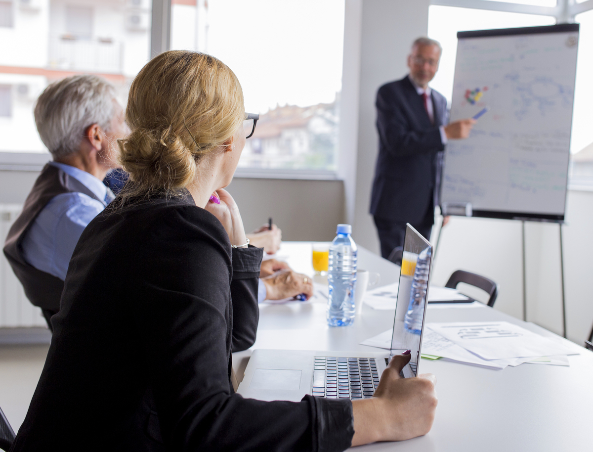 El riesgo de esperar a septiembre Equipo directivo revisando estrategia empresarial antes del segundo semestre