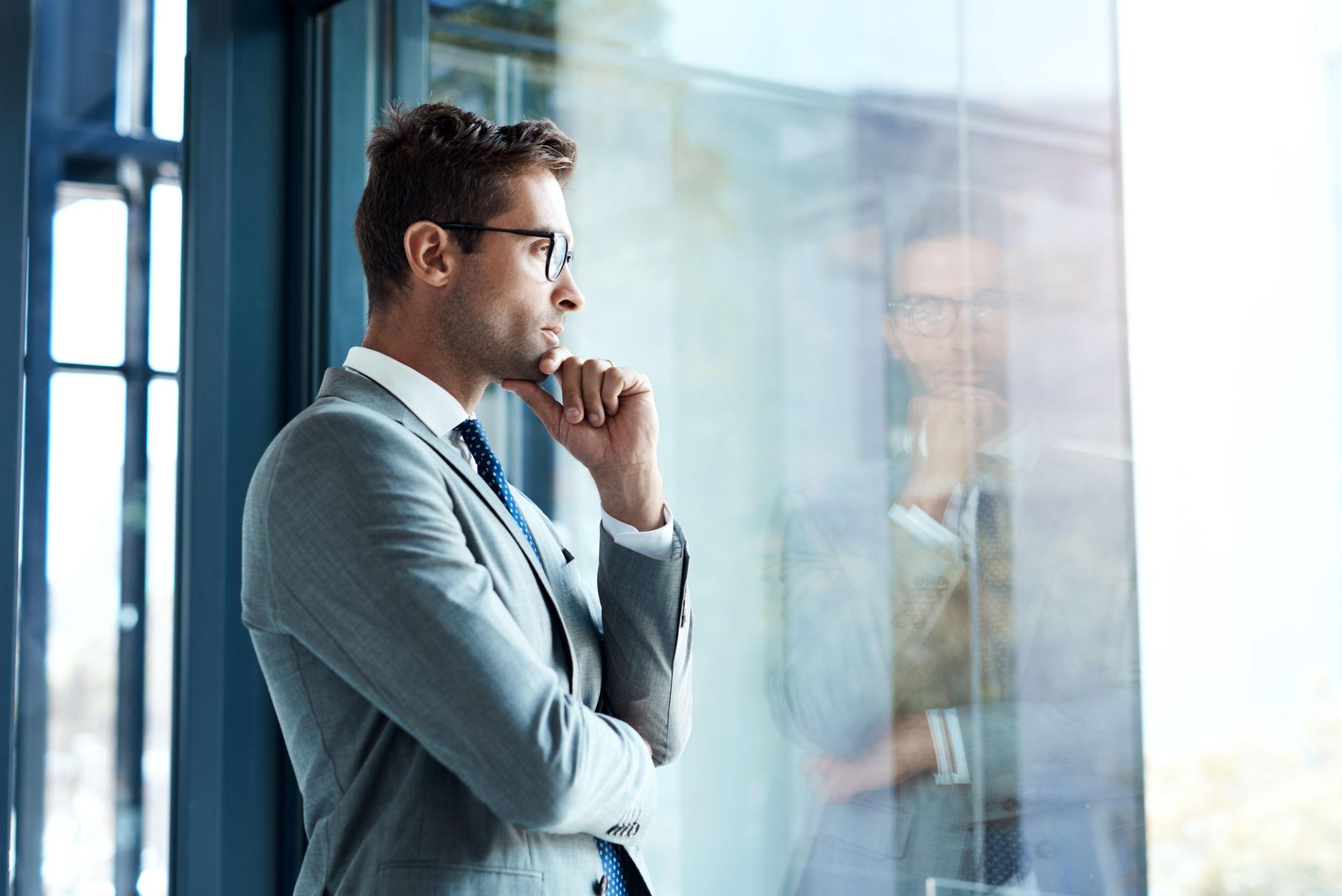 Desaprender para transformar el liderazgo empresarial Equipo directivo trabajando en un proceso de transformación empresarial y revisión de modelos de liderazgo