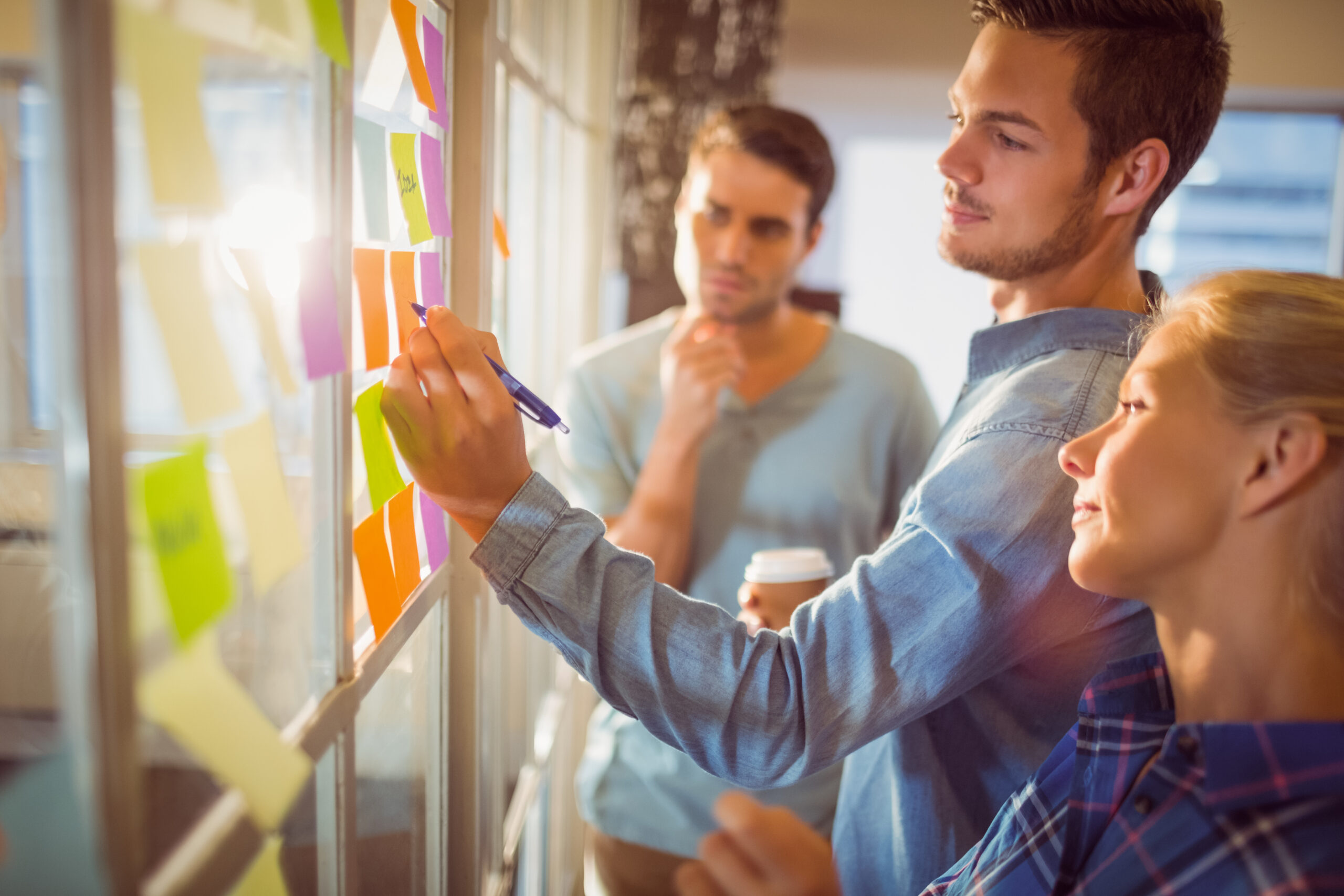 Directivo reflexionando sobre la estrategia empresarial durante el verano para preparar el último tramo del año. Directivo reflexionando sobre la estrategia empresarial durante el verano para preparar el último tramo del año.
